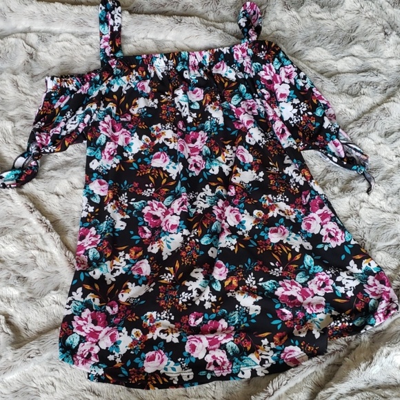 ⛔Gone to Goodwill ⛔Off  the Shoulder Top - Picture 2 of 4